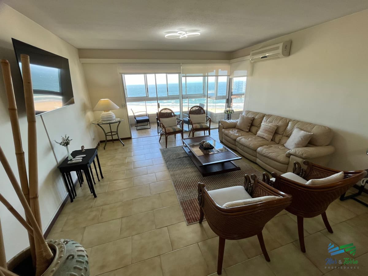 Apartamento en alquiler de 3 dormitorios en Primera Linea de Playa Mansa , Punta del este