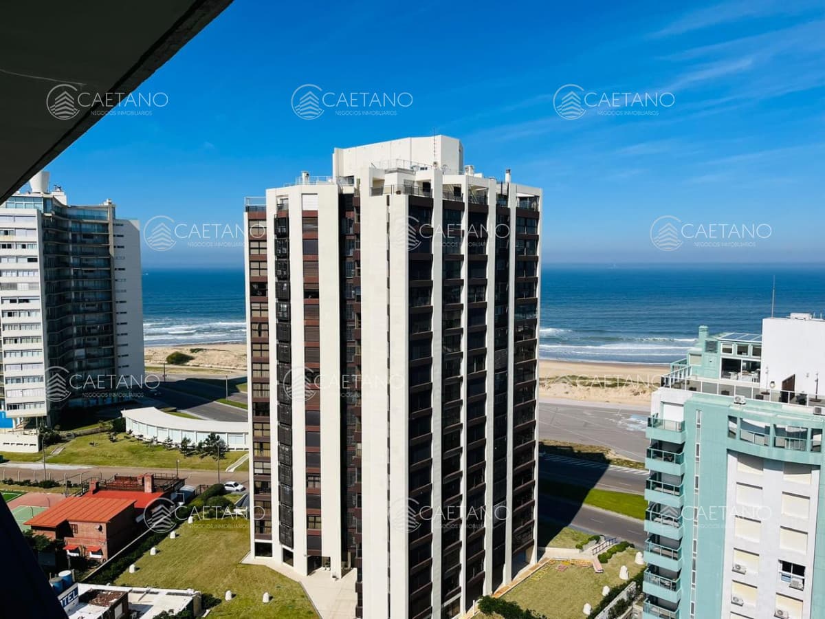 Vende apartamento de 2 dormitorios en Punta del Este. Financia