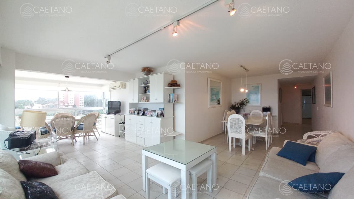 Departamento de 3 dormitorios + dependencia en venta, Playa Mansa. Torre Jefferson,.