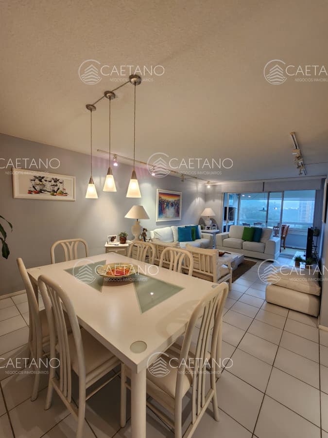Vende apartamento de 2 dormitorios en Punta del Este.