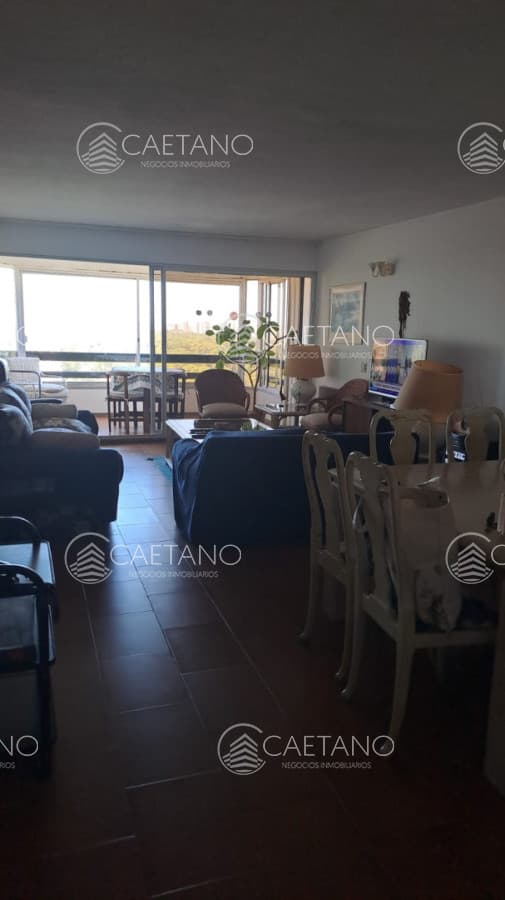 Vende apartamento de 2 dormitorios más servicio en Punta del Este