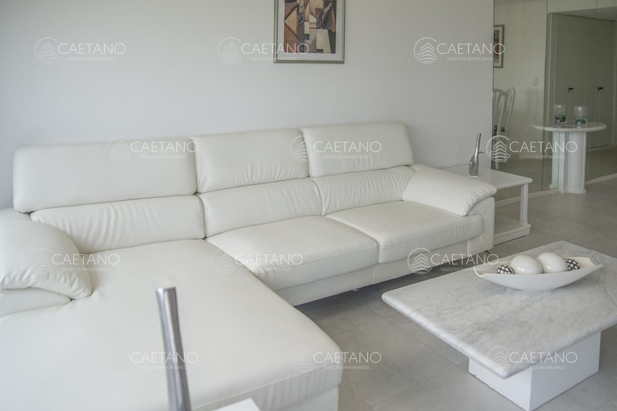 Vende apartamento de 2 dormitorios y medio playa brava. Reciclado completo. Punta del Este