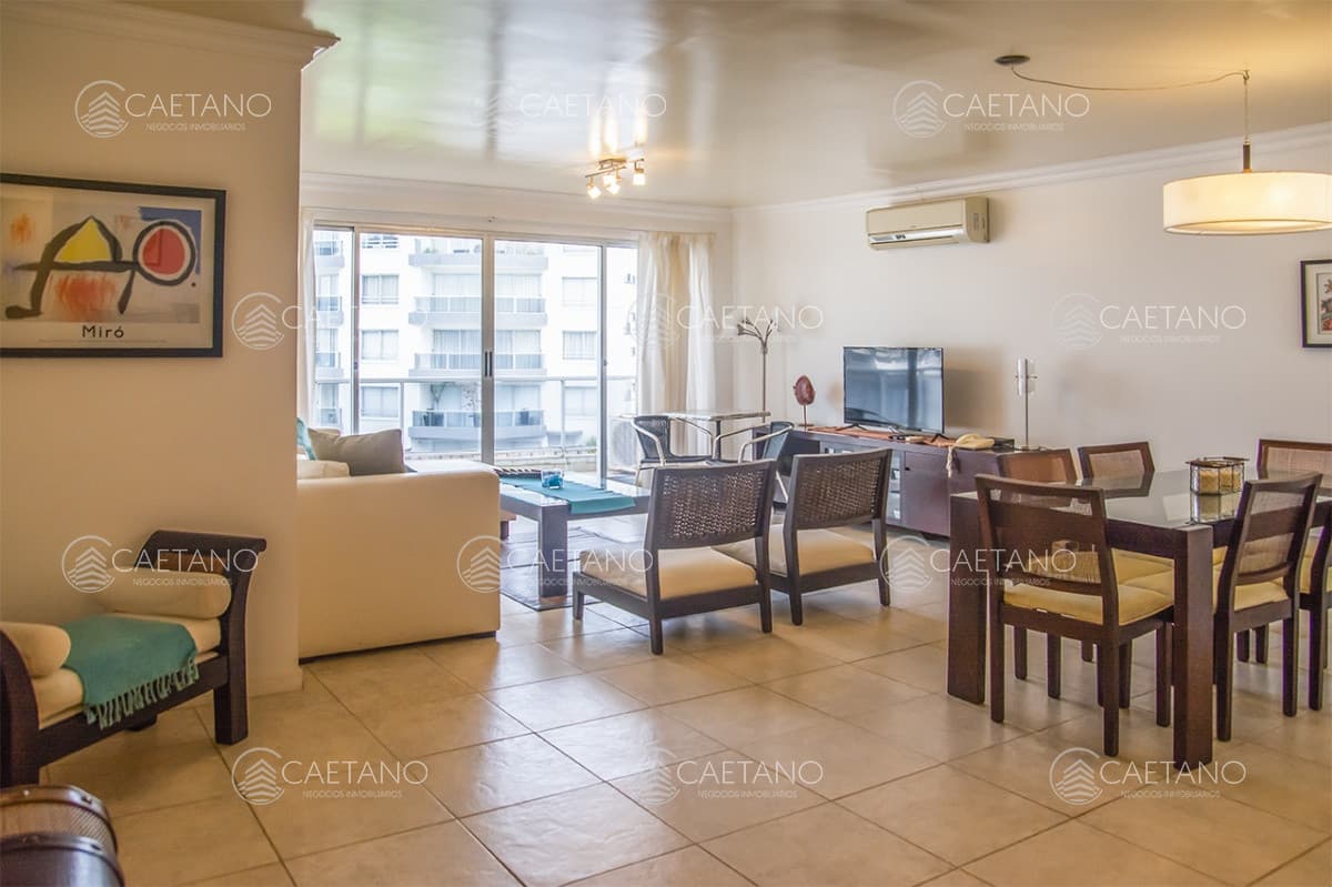 Departamento en venta a metros de Playa Mansa
