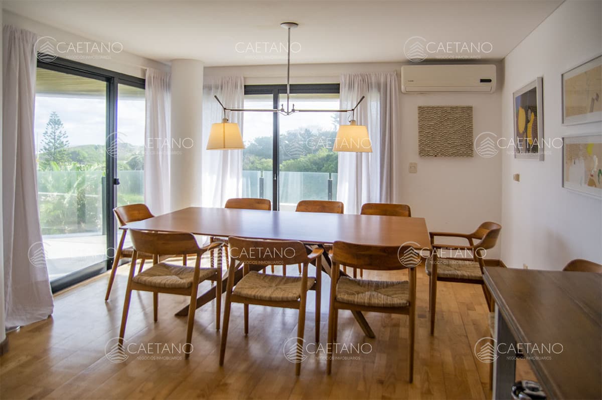 Apartamento de 3 dormitorios ensuite en primera línea Playa Brava Punta del Este