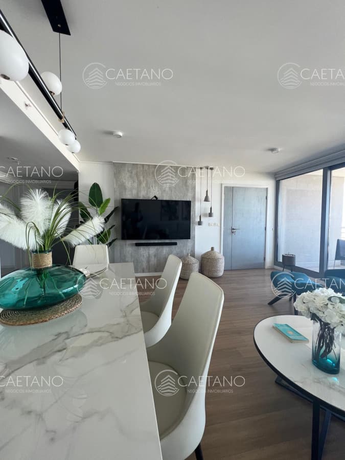 Vende apartamento de 2 dormitorios en suite, con balcon, en Mansa - Punta del Este