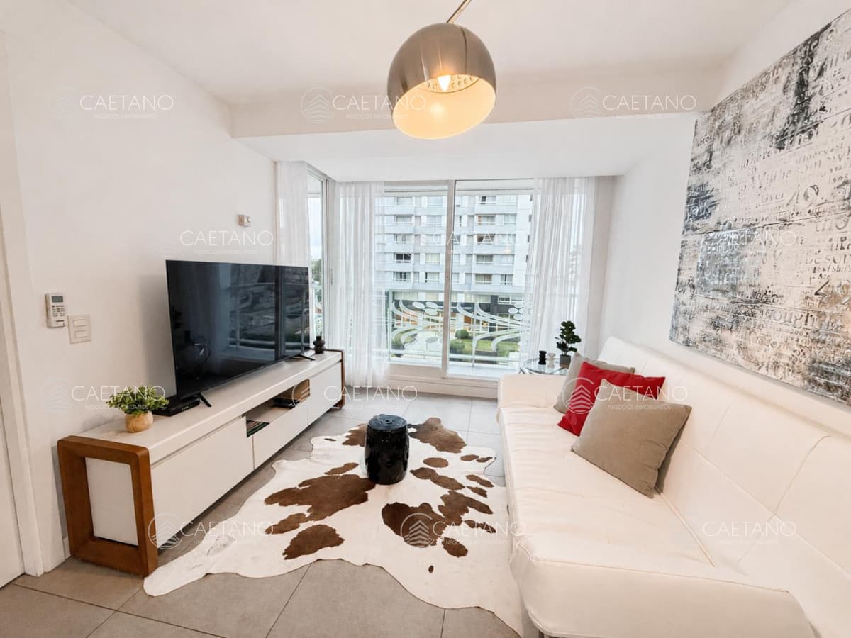 Apartamento en venta de 1 dormitorios a pasos del shopping en Punta del Este.