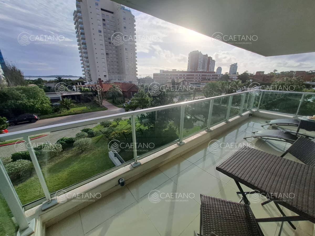 Apartamento en Playa Mansa a la venta 3 Dormitorios con vista