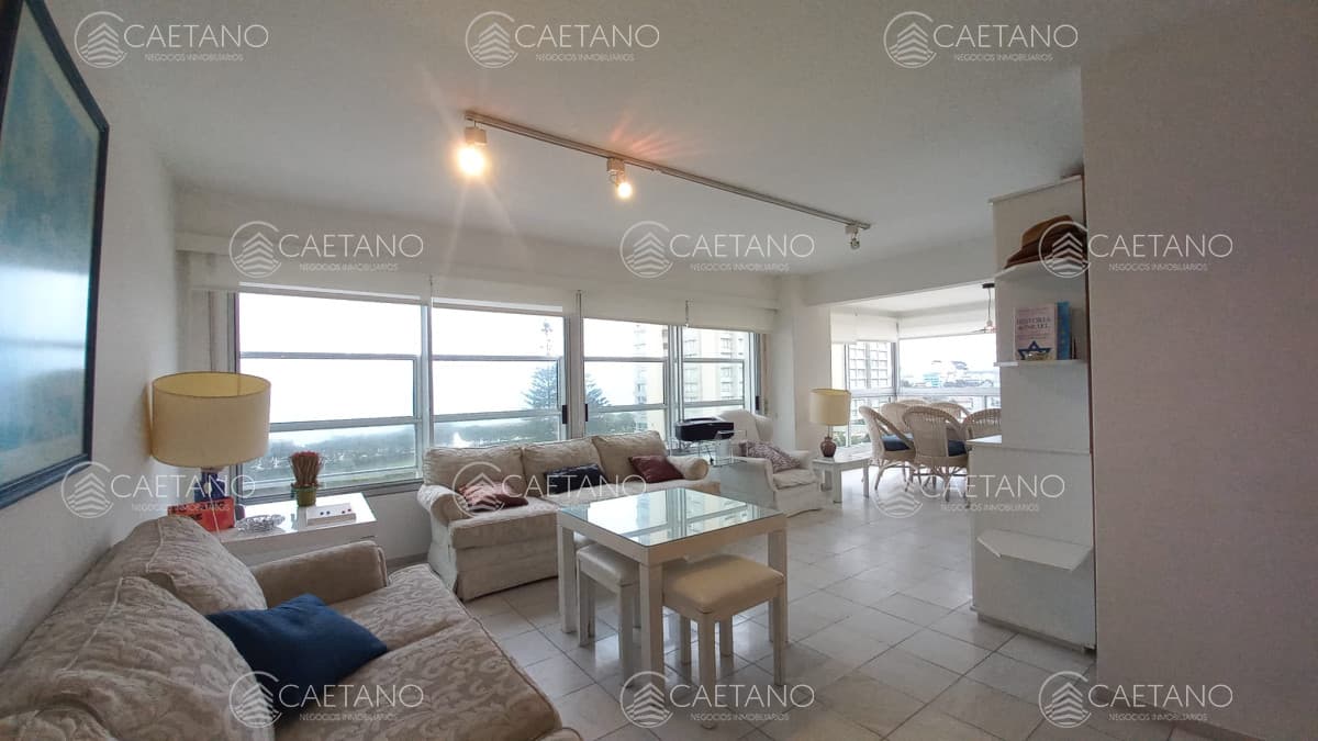 Departamento de 3 dormitorios + dependencia en venta, Playa Mansa. Torre Jefferson,.