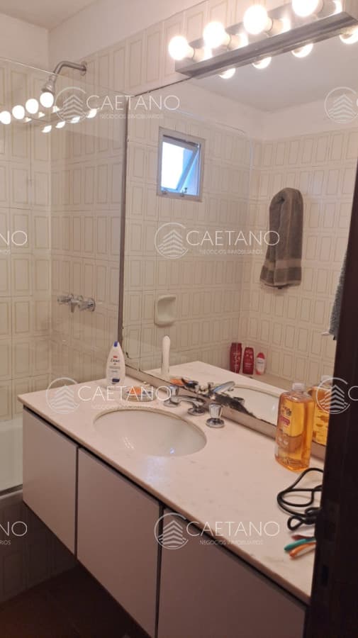 Vende apartamento de 2 dormitorios más servicio en Punta del Este