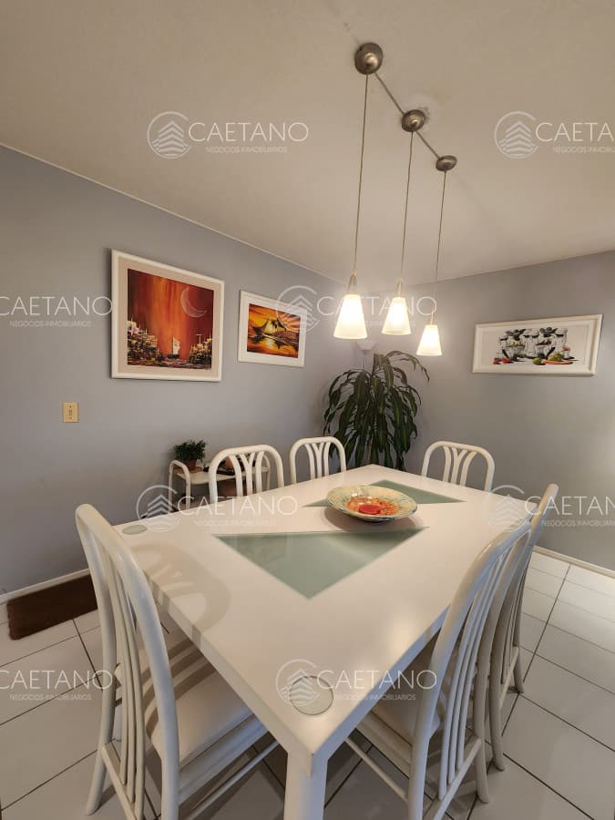 Vende apartamento de 2 dormitorios en Punta del Este.