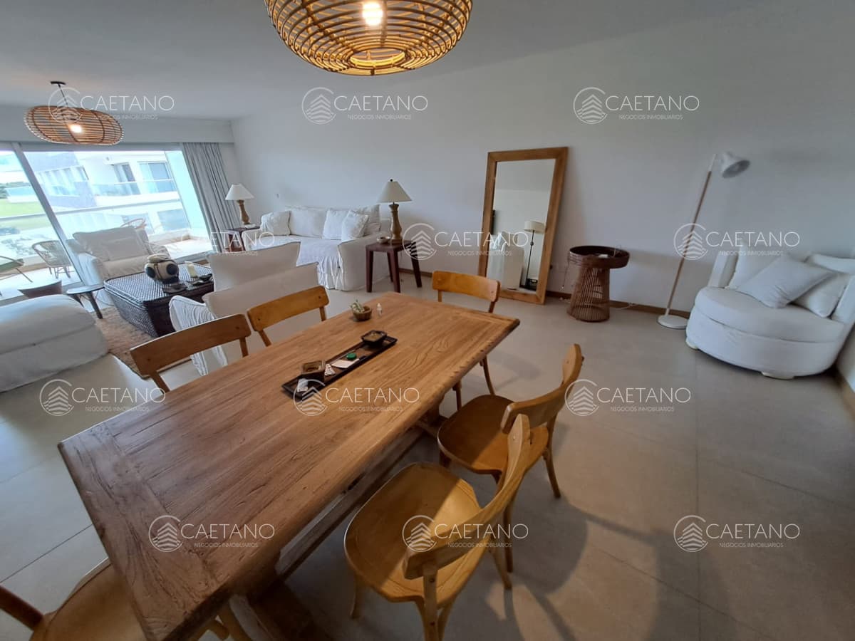 Departamento de 2 dormitorios en venta, Playa Brava, Punta del Este. Silente