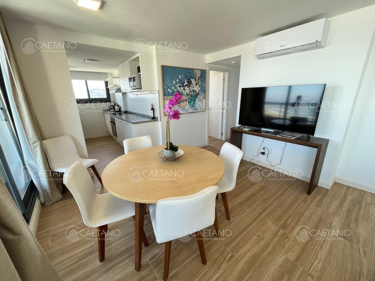 Vende apartamento de 2 dormitorios en Punta del Este. Financia