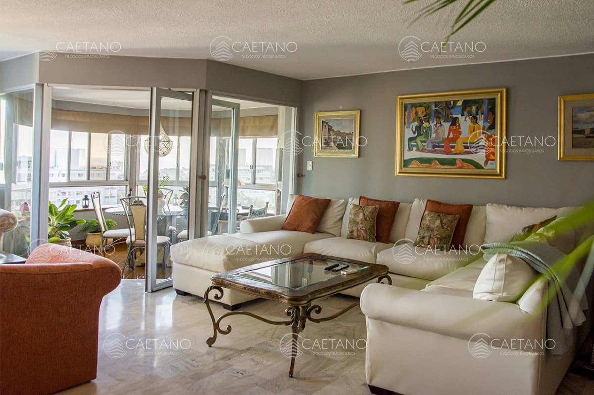 Apartamento en Roosevelt Center de 3 dormitorios mas dependencia