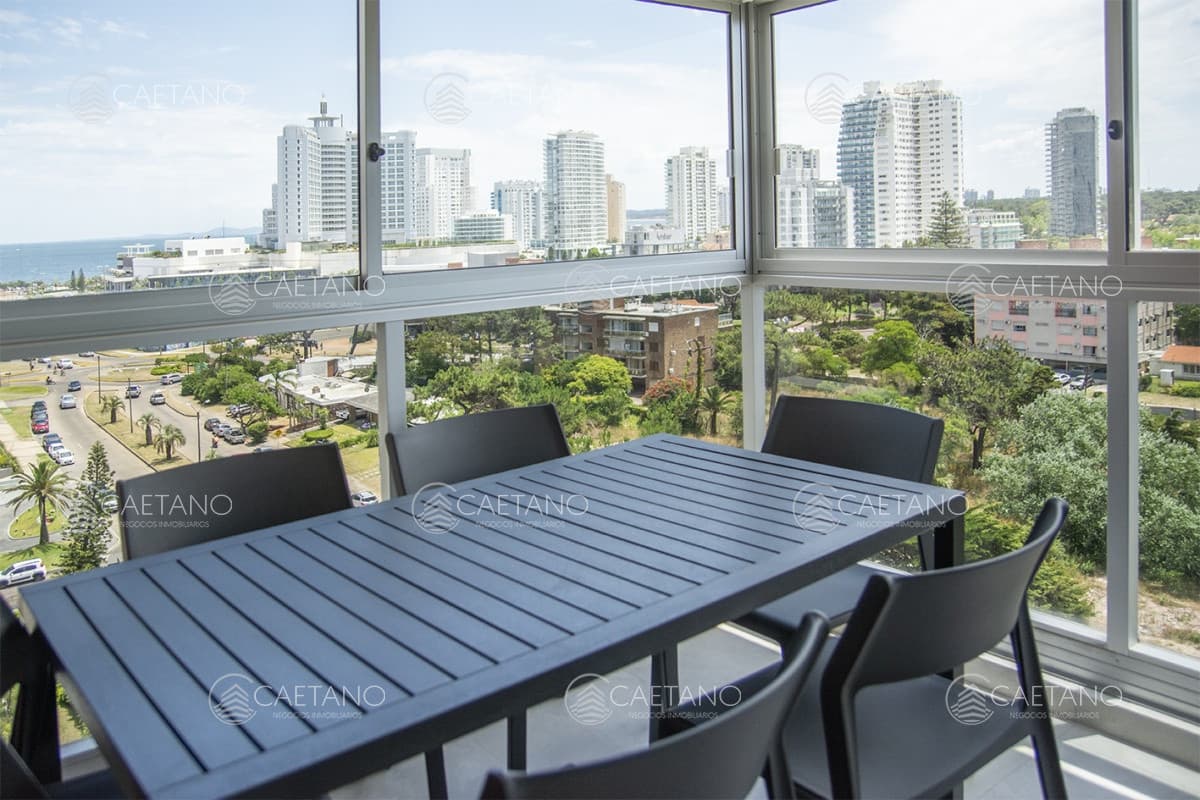 Vende apartamento de 2 dormitorios y medio playa brava. Reciclado completo. Punta del Este