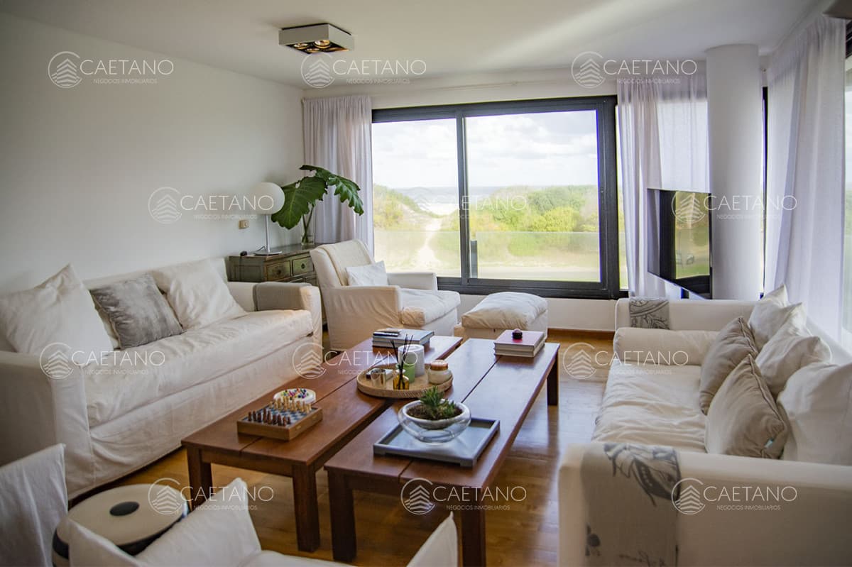 Apartamento de 3 dormitorios ensuite en primera línea Playa Brava Punta del Este