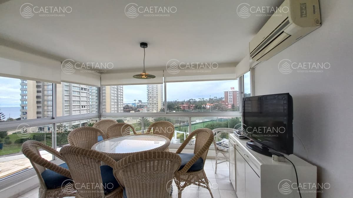 Departamento de 3 dormitorios + dependencia en venta, Playa Mansa. Torre Jefferson,.