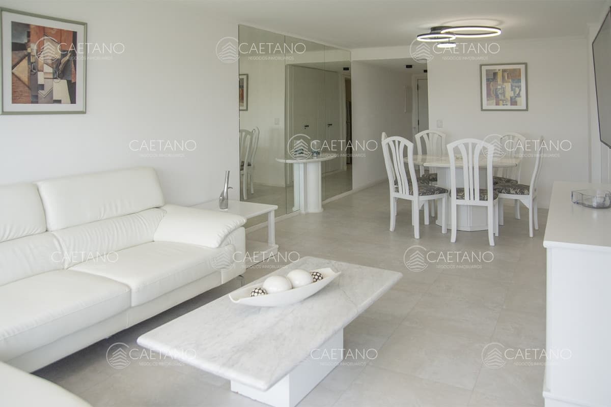 Vende apartamento de 2 dormitorios y medio playa brava. Reciclado completo. Punta del Este