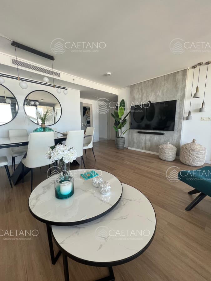 Vende apartamento de 2 dormitorios en suite, con balcon, en Mansa - Punta del Este