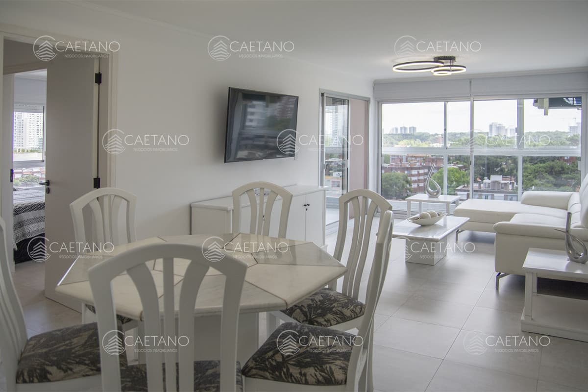 Vende apartamento de 2 dormitorios y medio playa brava. Reciclado completo. Punta del Este