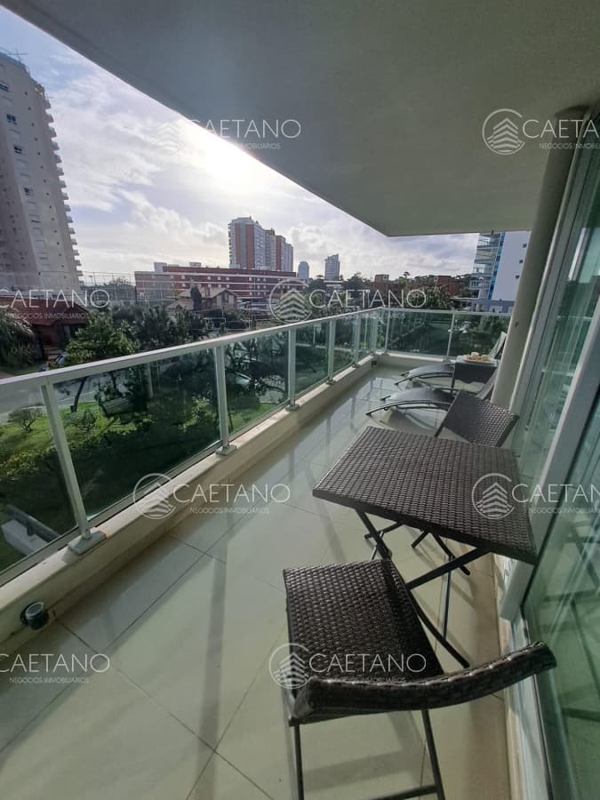 Apartamento en Playa Mansa a la venta 3 Dormitorios con vista