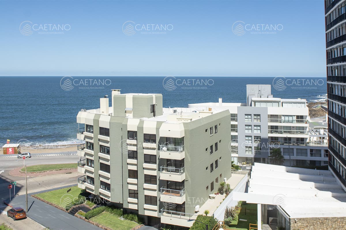 Apartamento de 2 dormitorios con vista al mar en venta en Peninsula.