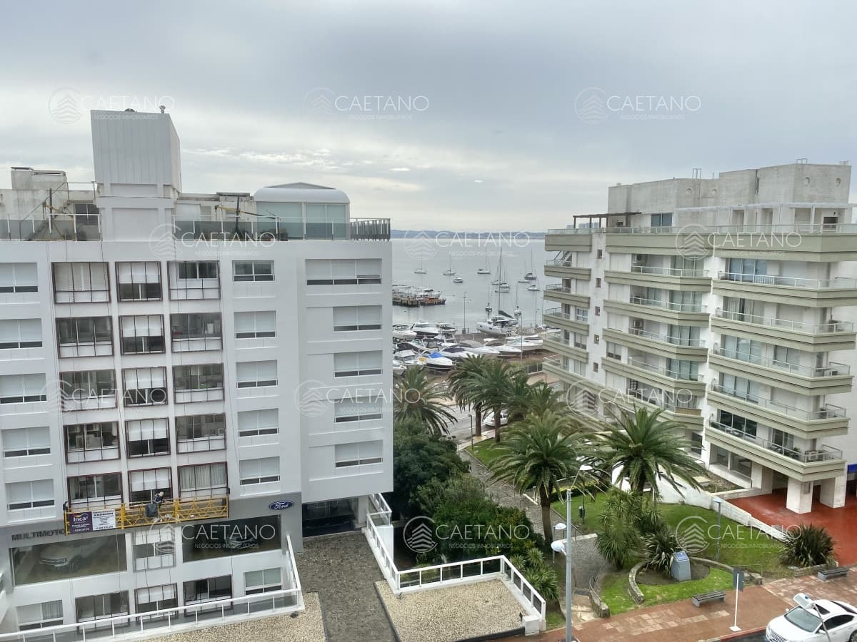 Vende Apartamento en Península - Punta del Este de 3 dormitorios.