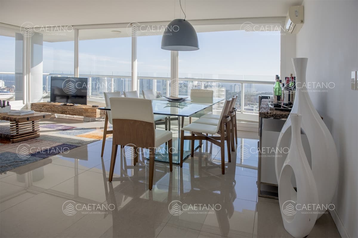 Vende departamento de 3 suites en Punta del Este.