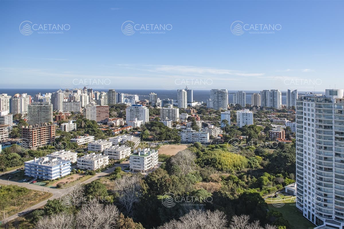 Vende departamento de 3 suites en Punta del Este.