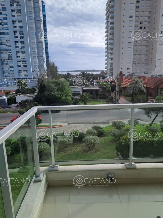 Apartamento en Playa Mansa a la venta 3 Dormitorios con vista