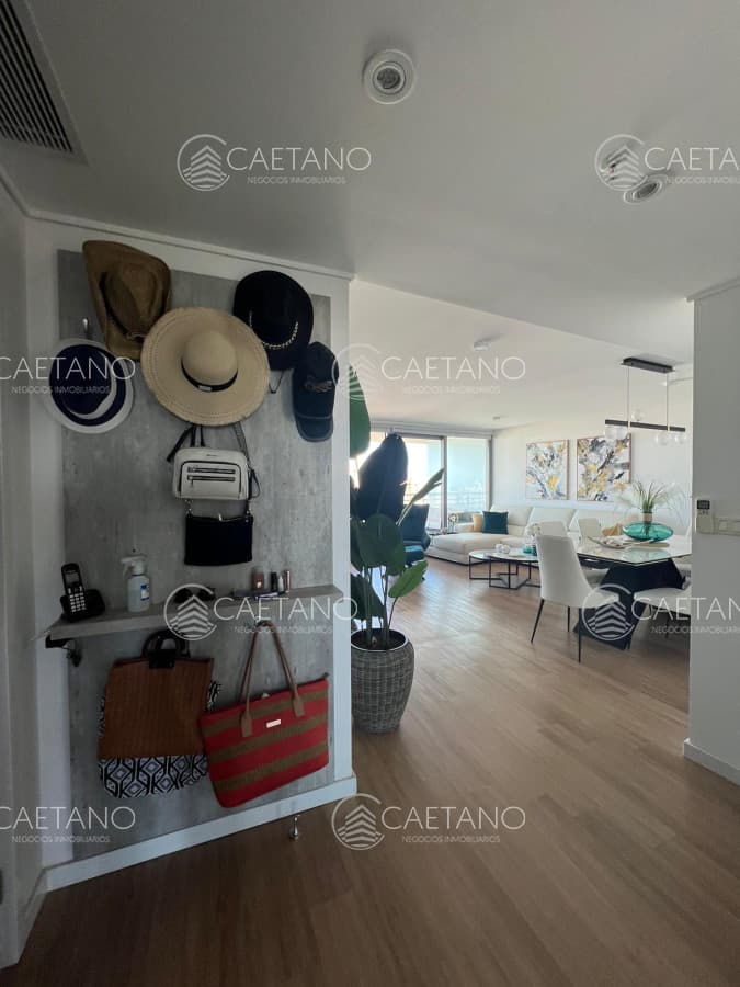 Vende apartamento de 2 dormitorios en suite, con balcon, en Mansa - Punta del Este