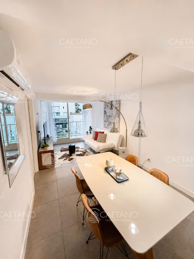 Apartamento en venta de 1 dormitorios a pasos del shopping en Punta del Este.