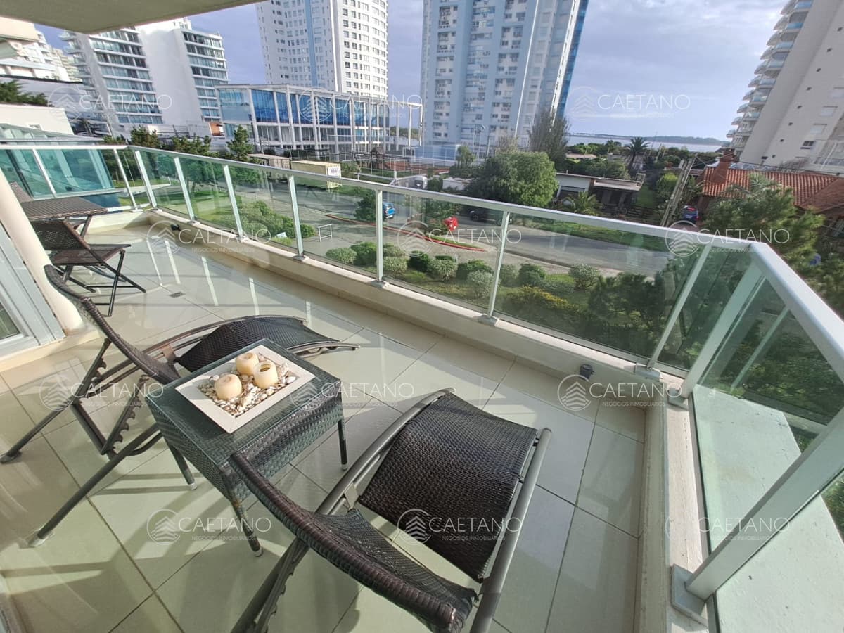 Apartamento en Playa Mansa a la venta 3 Dormitorios con vista