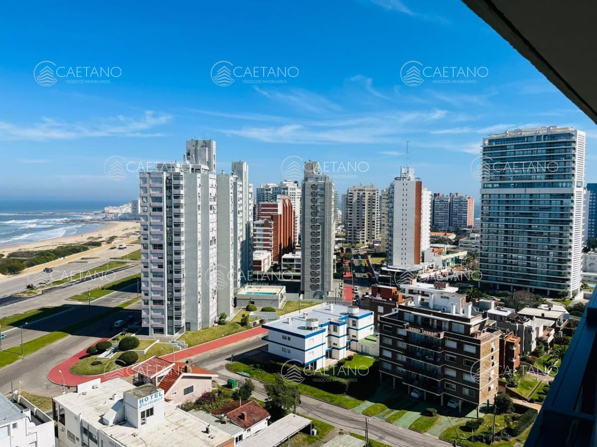 Vende apartamento de 2 dormitorios en Punta del Este. Financia