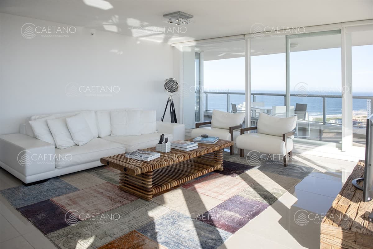 Vende departamento de 3 suites en Punta del Este.