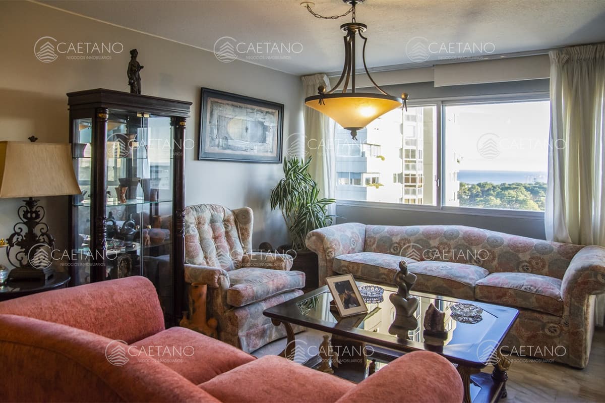 Apartamento en Roosevelt Center de 3 dormitorios mas dependencia