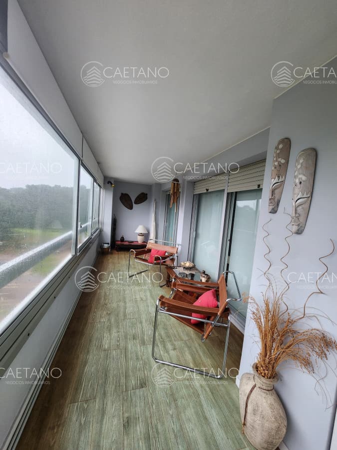 Vende apartamento de 2 dormitorios en Punta del Este.