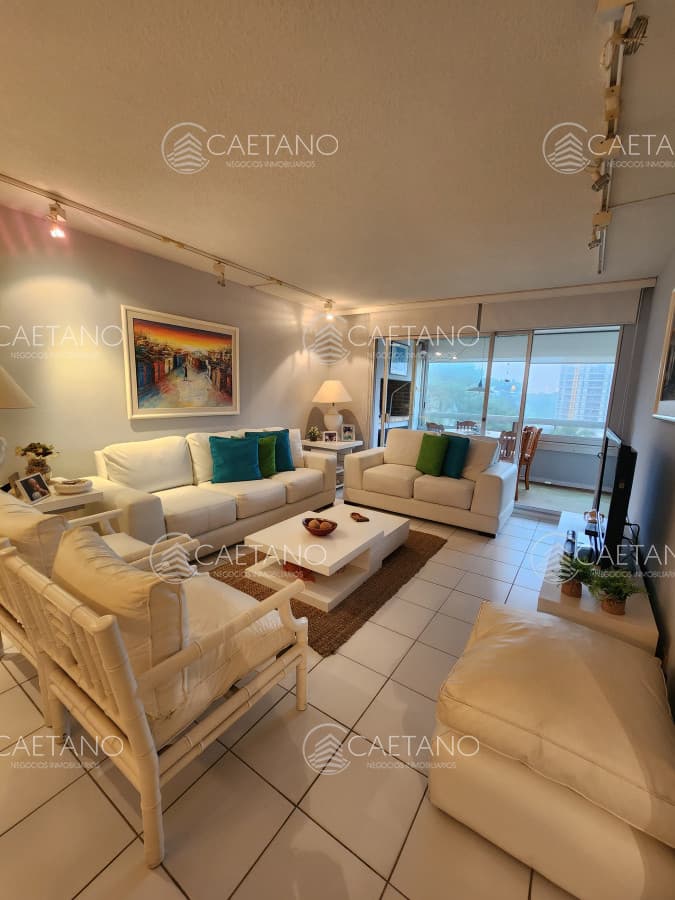 Vende apartamento de 2 dormitorios en Punta del Este.