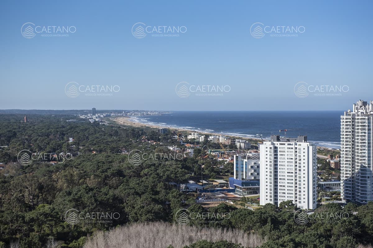 Vende departamento de 3 suites en Punta del Este.