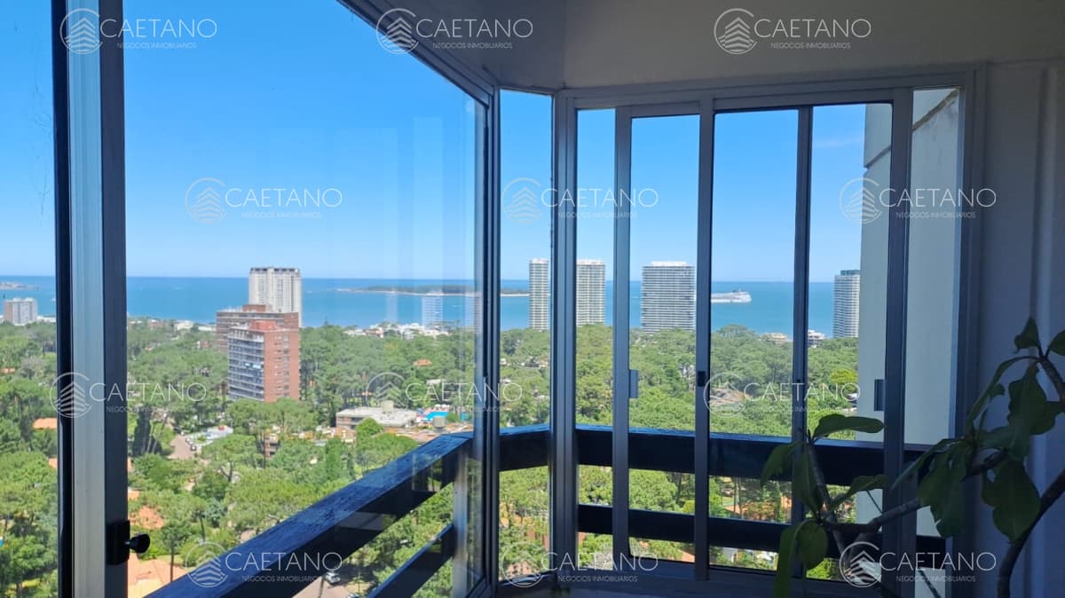 Vende apartamento de 2 dormitorios más servicio en Punta del Este