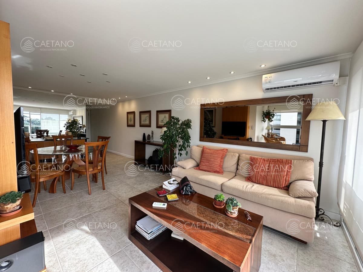 Apartamento de 2 dormitorios y medio en Playa Brava , Punta del este
