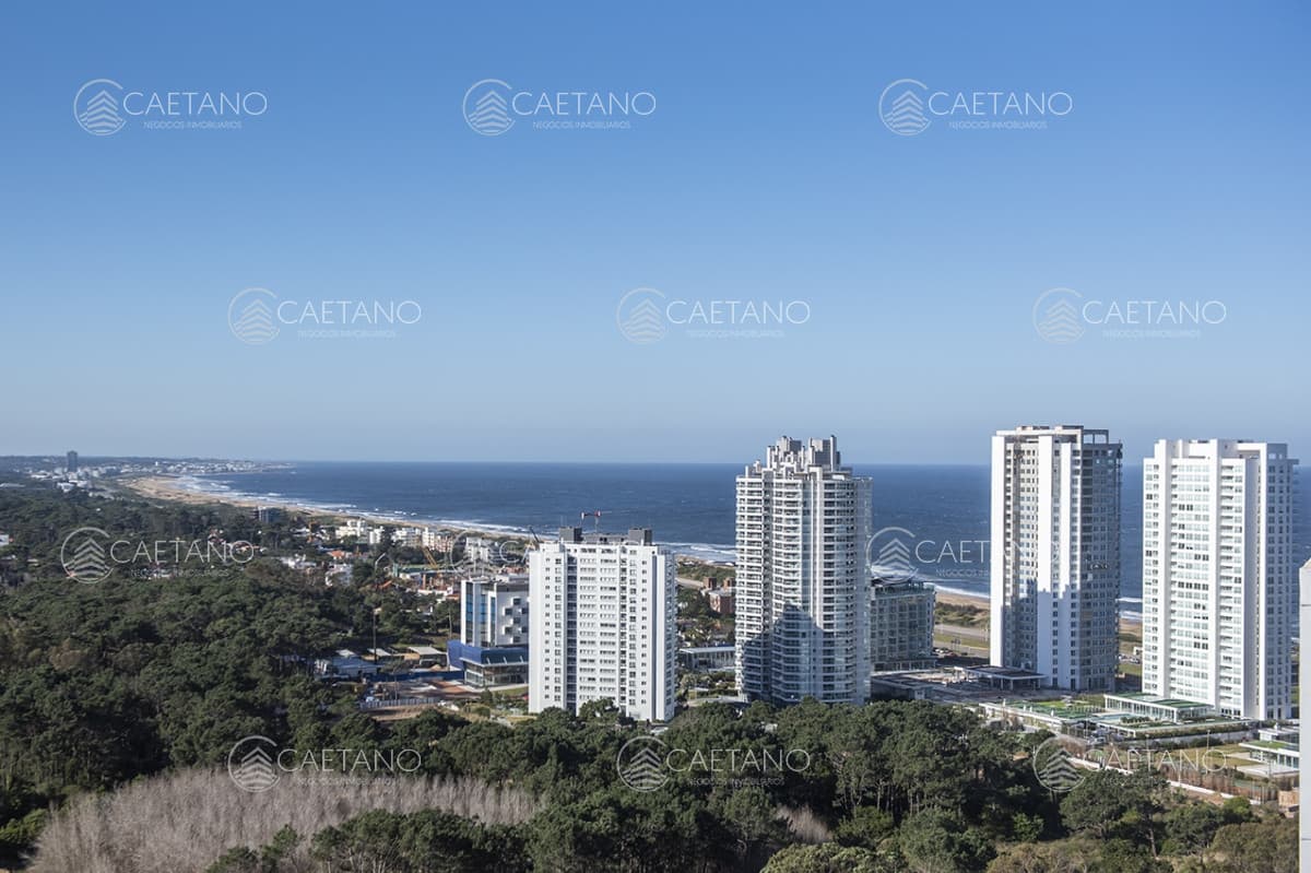 Vende departamento de 3 suites en Punta del Este.