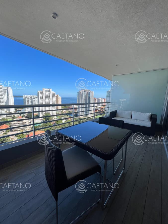 Vende apartamento de 2 dormitorios en suite, con balcon, en Mansa - Punta del Este
