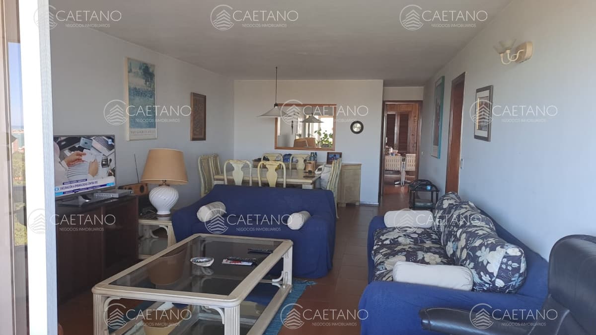 Vende apartamento de 2 dormitorios más servicio en Punta del Este