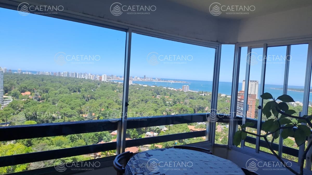 Vende apartamento de 2 dormitorios más servicio en Punta del Este