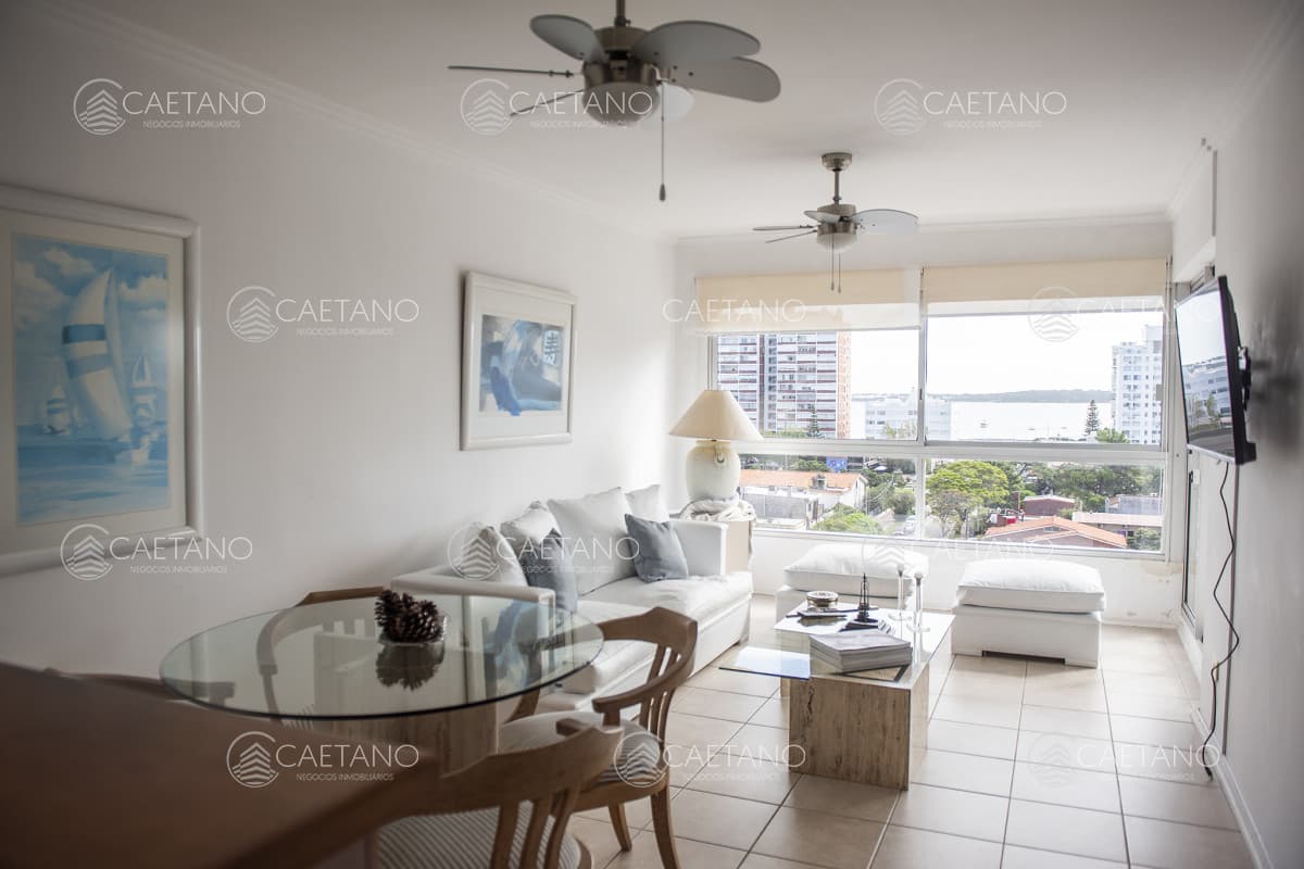 Vende apartamento de 2 dormitorios en Brava Punta del Este