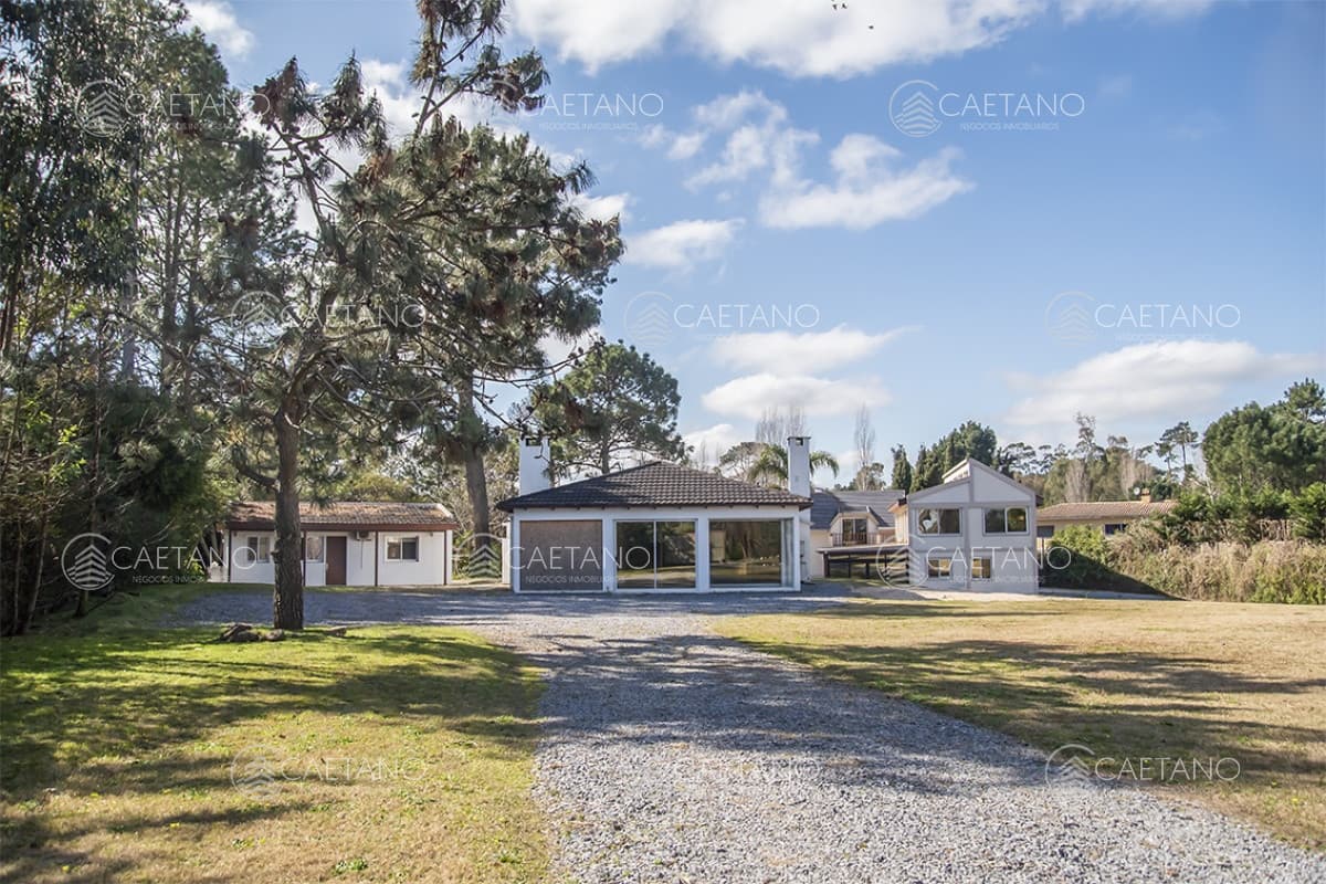 Espaciosa Casa en Barrio Privado de 6 dorm y piscina en Punta del Este