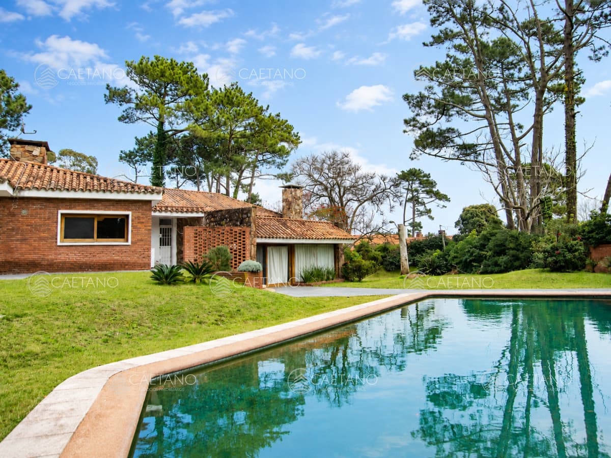Casa de 4 dormitorios con agradable entorno.
