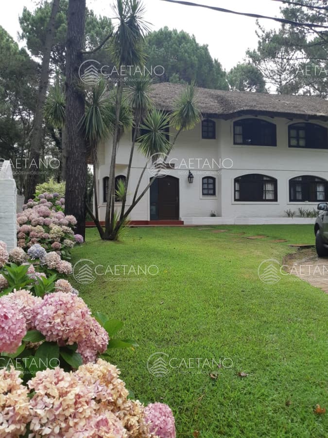 Barrio cerrado a pasos del mar con todos los servicios. Solanas, Punta del Este. Chalet en venta