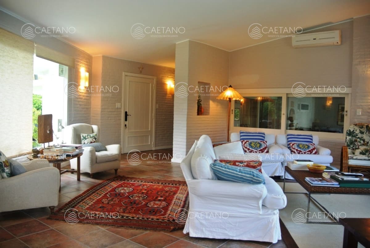 Casa en venta de 5 dormitorios a metros del mar