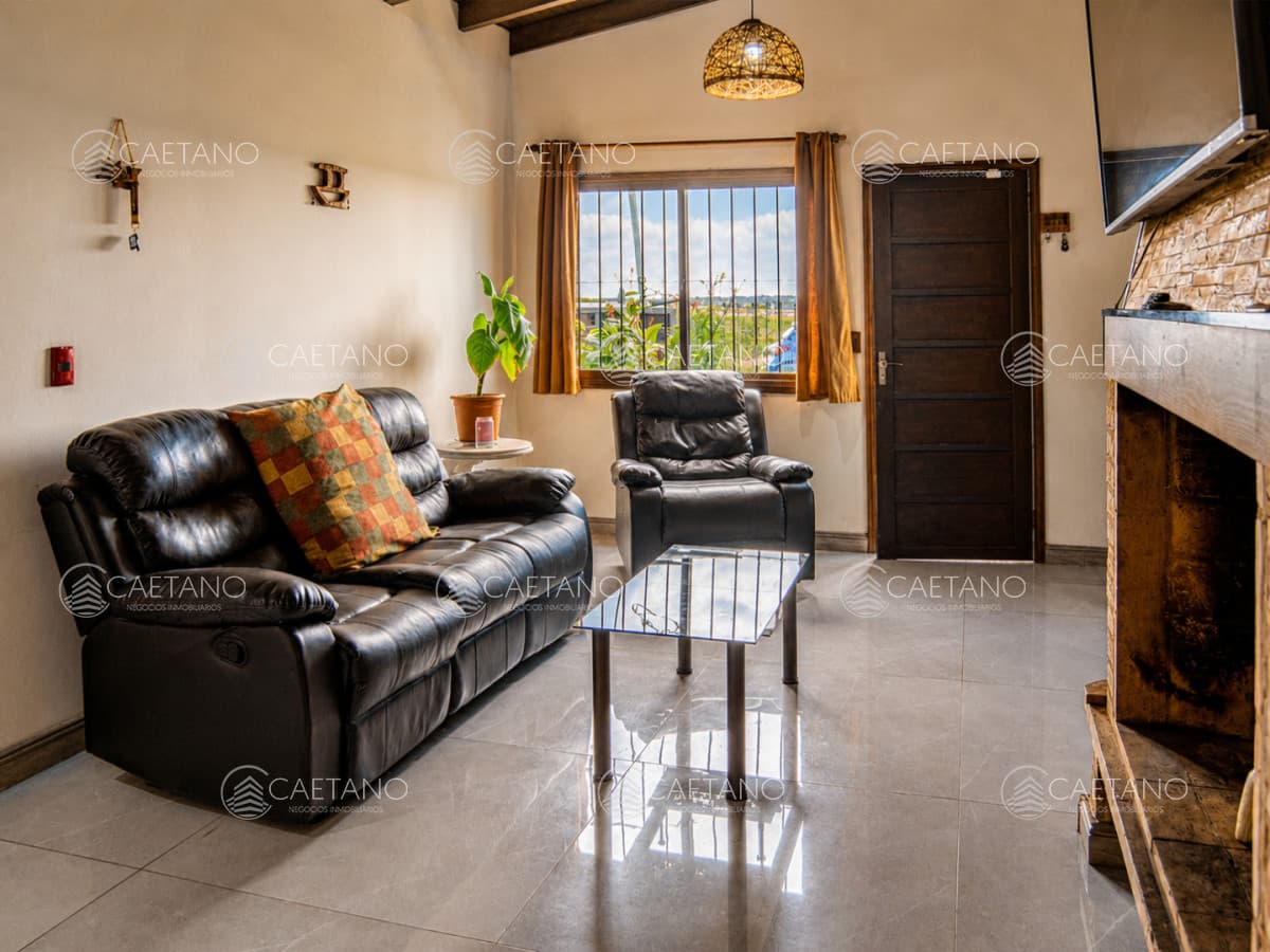 En venta casa de 4 dormitorios en Barrio 4 H en Maldonado, con barbacoa y piscina